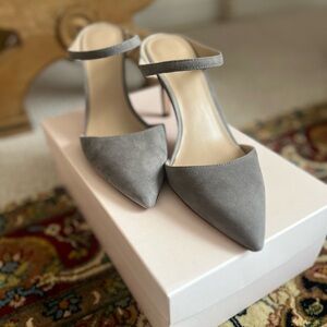 Fantastic condition, grey suede, Ann Taylor pumps!